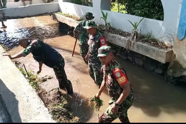 Koramil 1108/Kadungora Gelar Karya Bakti Bersihkan Sungai di Desa Karangtengah, Sambut HUT TNI ke-79