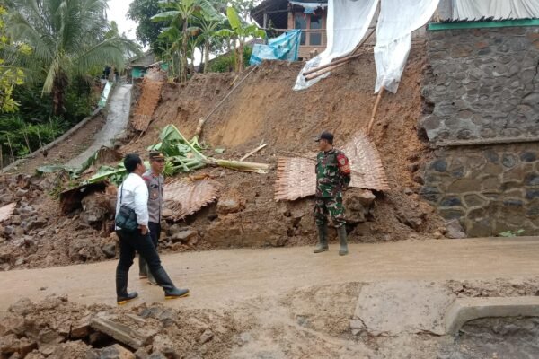 Pergeseran Tanah dan Longsor Ancam Puluhan Rumah di Garut Selatan