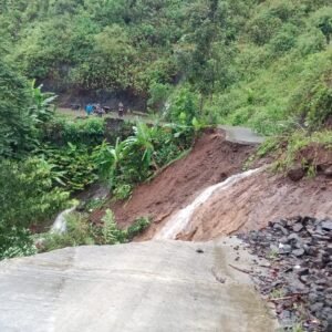 Jalan Penghubung antara Kecamatan Peundeuy-Cibalong di Garut Selatan Terputus Akibat Longsor