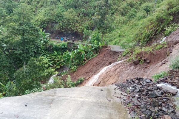Jalan Penghubung antara Kecamatan Peundeuy-Cibalong di Garut Selatan Terputus Akibat Longsor
