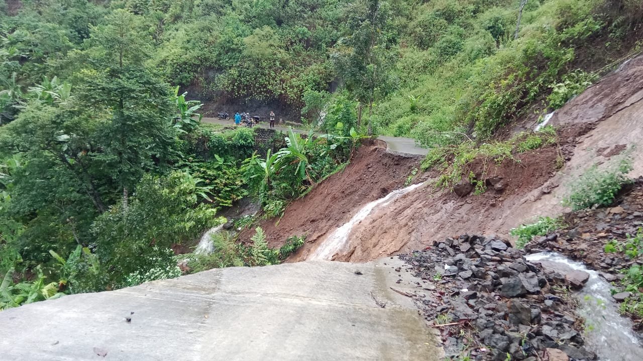 Jalan Penghubung antara Kecamatan Peundeuy-Cibalong di Garut Selatan Terputus Akibat Longsor