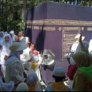 IGTKI Kecamatan Banyuresmi, Kabupaten Garut, Jawa Barat, menggelar acara manasik haji anak TK di Taman Satwa Cikembulan.