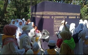 IGTKI Kecamatan Banyuresmi, Kabupaten Garut, Jawa Barat, menggelar acara manasik haji anak TK di Taman Satwa Cikembulan.