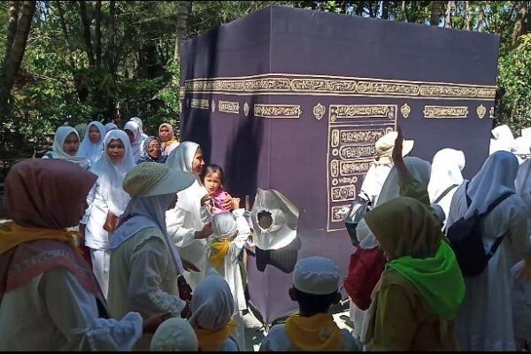 Manasik Haji Anak TK Banyuresmi Diadakan di Taman Satwa Cikembulan: Edukasi Menarik di Tengah Alam