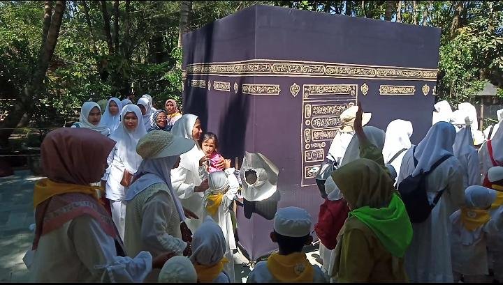 IGTKI Kecamatan Banyuresmi, Kabupaten Garut, Jawa Barat, menggelar acara manasik haji anak TK di Taman Satwa Cikembulan.