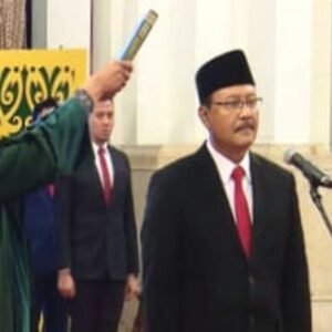 Saifullah Yusuf atau Gus Ipul, Sekjen Pengurus Besar Nahdlatul Ulama (PBNU) resmi dilantik jadi Mentri Sosial oleh Presiden Jokowi di Istana Negara.