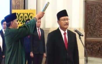 Saifullah Yusuf atau Gus Ipul, Sekjen Pengurus Besar Nahdlatul Ulama (PBNU) resmi dilantik jadi Mentri Sosial oleh Presiden Jokowi di Istana Negara.