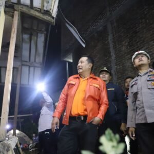 Pj Bupati Garut, Barnas Adjidin meninjau langsung rumah-rumah warga yang terdampak gempa bumi 4.9 Magnitudo di Kecamatan Pasirwangi.