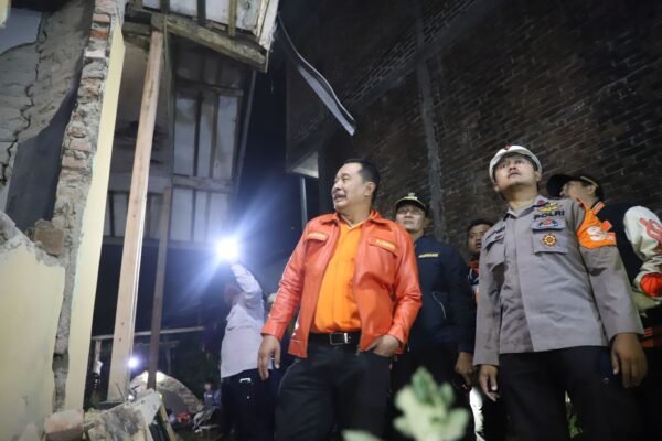 Barnas Adjidin Meninjau Langsung Rumah Terdampak Gempa: Prioritaskan Keselamatan Warga
