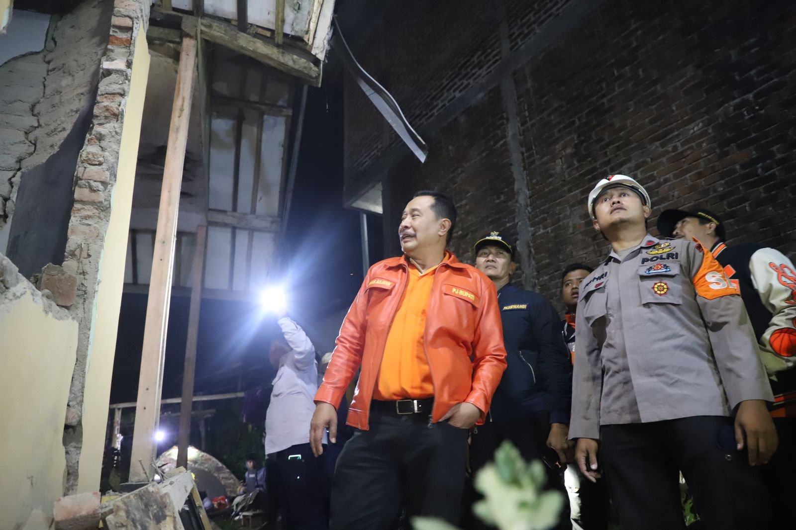 Pj Bupati Garut, Barnas Adjidin meninjau langsung rumah-rumah warga yang terdampak gempa bumi 4.9 Magnitudo di Kecamatan Pasirwangi.