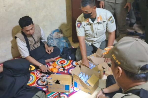 Satpol PP Tasikmalaya Amankan Bahan Pembuatan Miras Oplosan di Padakembang
