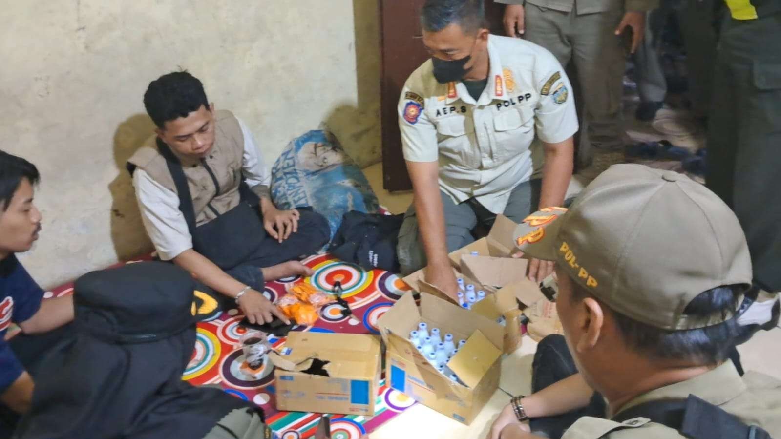 Satpol PP Tasikmalaya Amankan Bahan Pembuatan Miras Oplosan di Padakembang