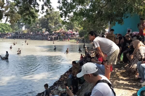 Ribuan Warga Memadati Situ Cikumpay Saksikan KDM dan ZeinJo