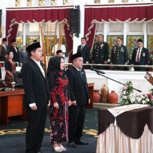 Tiga Pimpinan DPRD Purwakarta periode 2024-2029 resmi dilantik. Pelantikan tersebut dipimpin oleh Kepala Pengadilan Negeri Purwakarta.