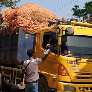 Forum Peduli Lingkungan Garda Sarimukti melakukan upaya untuk menciptakan ketertiban dan kenyamanan di lingkungan sekitar TPA Sarimukti.