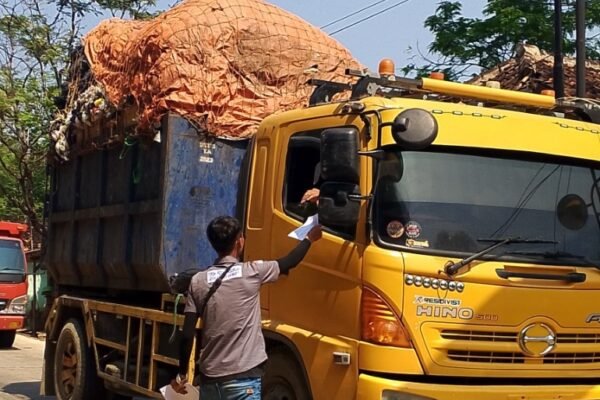 Forum Peduli Lingkungan Garda Sarimukti Bagikan Selebaran dan Pasang Baliho untuk Atur Truk Sampah