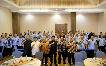 Ketua DPRD Kabupaten Garut, Aris Munandar, S.Pd berfoto bersama dengan Dirut Perumda Tirta Intan, Dr. H. Aja Rowikarim, beserta Direksi dan Dewan Pengawas Perumda Tirta Intan serta puluhan Kepala Cabang dan karyawan di Fave Hotel Garut, Jumat (04/10/2024).