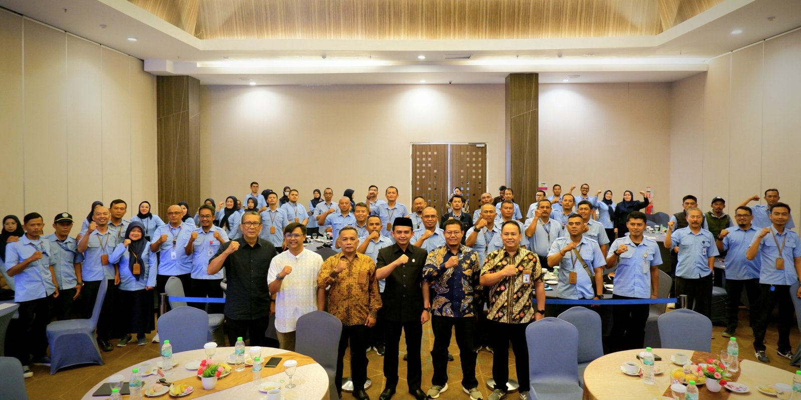 Ketua DPRD Kabupaten Garut, Aris Munandar, S.Pd berfoto bersama dengan Dirut Perumda Tirta Intan, Dr. H. Aja Rowikarim, beserta Direksi dan Dewan Pengawas Perumda Tirta Intan serta puluhan Kepala Cabang dan karyawan di Fave Hotel Garut, Jumat (04/10/2024).