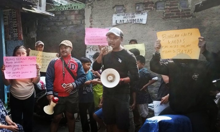 Aliansi Mahasiswa Garut Desak Bawaslu; Aliansi Mahasiswa Kabupaten Garut menggelar aksi demonstrasi di depan Kantor Bawaslu.