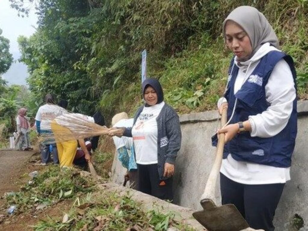 Solusi Atasi Masalah Sampah dan Tingkatkan Ekonomi Desa, Calon Wakil Bupati Garut No.02 Putri Karlina Aktifkan Bank Sampah di Pelosok Garut