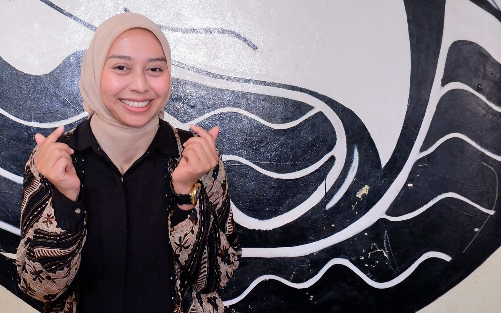 Putri Karlina saat mengunjungi salah satu Rumah Makan yang menyediakan aneka masakan laut khas Pantai Selatan, Nina Seafood yang ada di wilayah perkotaan Garut Kota. Putri yang datang menggunakan busana hitam bermotif batik dengan kerudung warna coklat nampak cantik. Putri menjadi wanita pertama yang mencalonkan sebagai kandidat Pilkada Garut. Putri Karlina sukses meraih perhatian masyarakat. (Ft: Asep Ahmad)