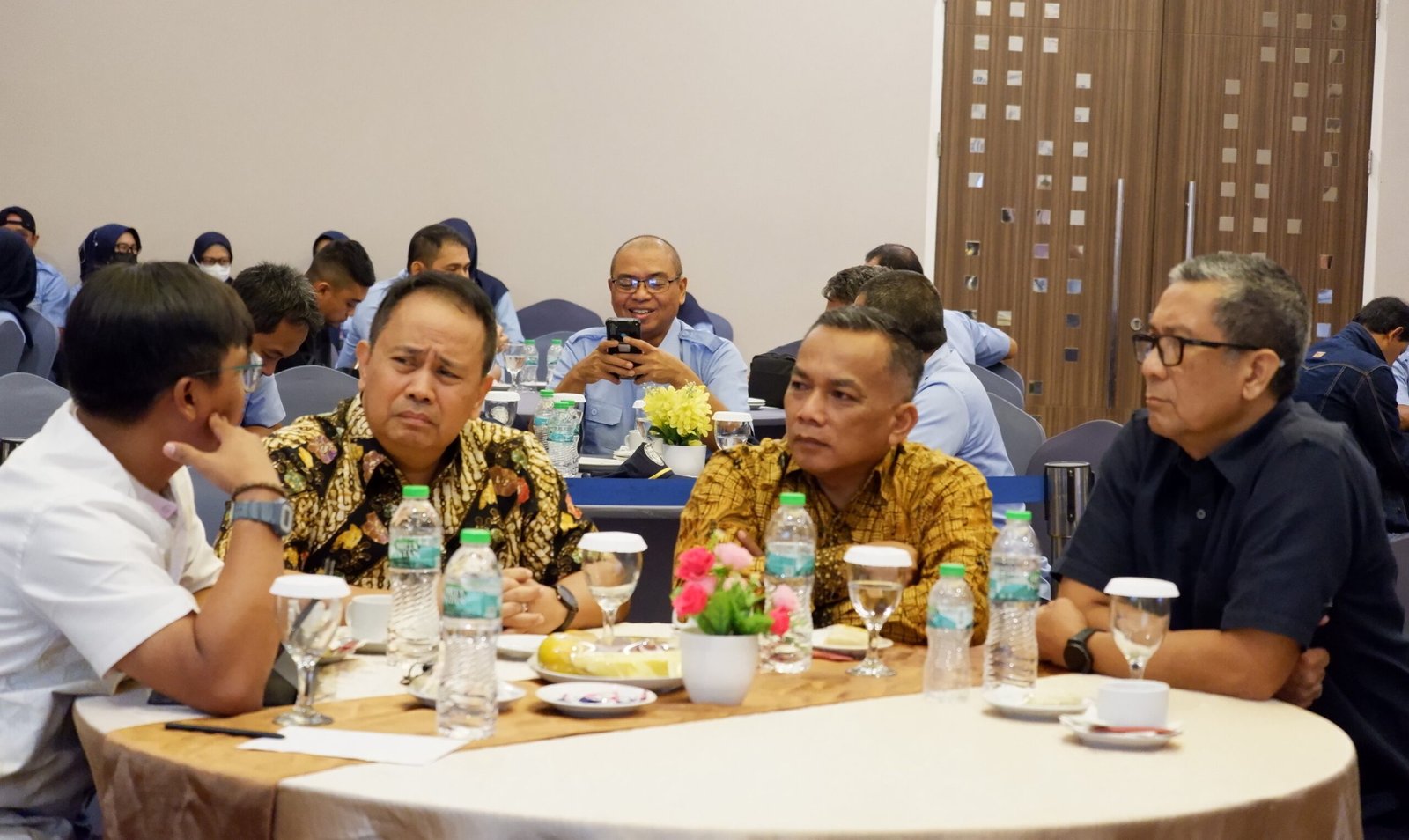 Dirtek Perumdam Tirta Intan, Ugun Wiguna, St., MT (Ketiga dari kanan) saat berbincang dengan Ketua Dewan Pengawas Perumdam Tirta Intan, Dadan Supriadi (Ke empat paling kanan), Dirum Perumdam Tirta Intan, Syamsi Maulana, SE (kedua dari kiri) dan Anggota Dewas Perumdam Tirta Intan, Hendro Sugiarto (paling kri)