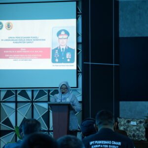 Kepala Dinas Kesehatan Kabupaten Garut, dr. Leli yuliani, MM saat melaporkan kegiatan sosialisasi pencegahan pungli kepada Pj Bupati Garut. (ft: asep ahmad)