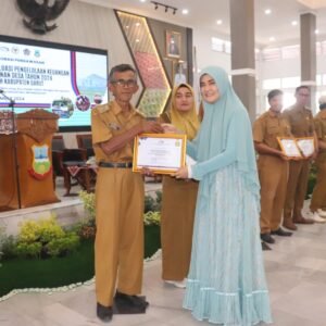 Desa Malangbong, Kecamatan Malangbong, Kabupaten Garut, raih penghargaan pengelolaan keuangan desa terbaik 1 dari BPKP Jawa Barat.