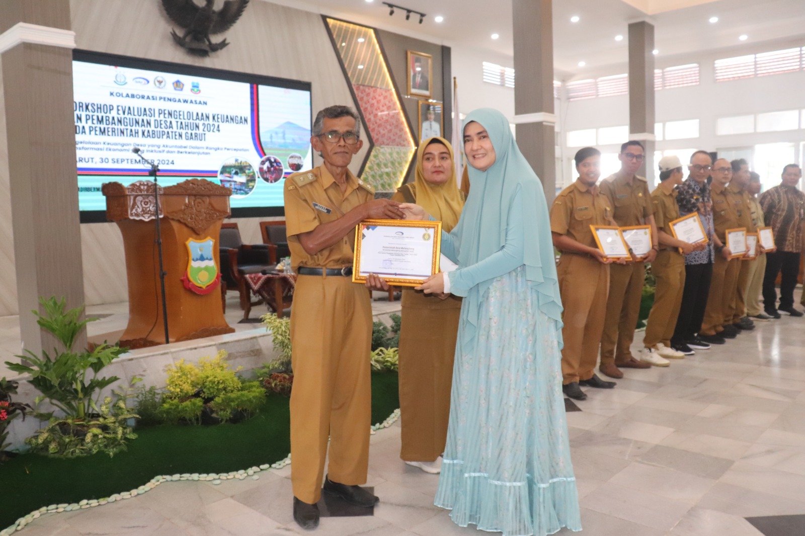 Desa Malangbong, Kecamatan Malangbong, Kabupaten Garut, raih penghargaan pengelolaan keuangan desa terbaik 1 dari BPKP Jawa Barat.
