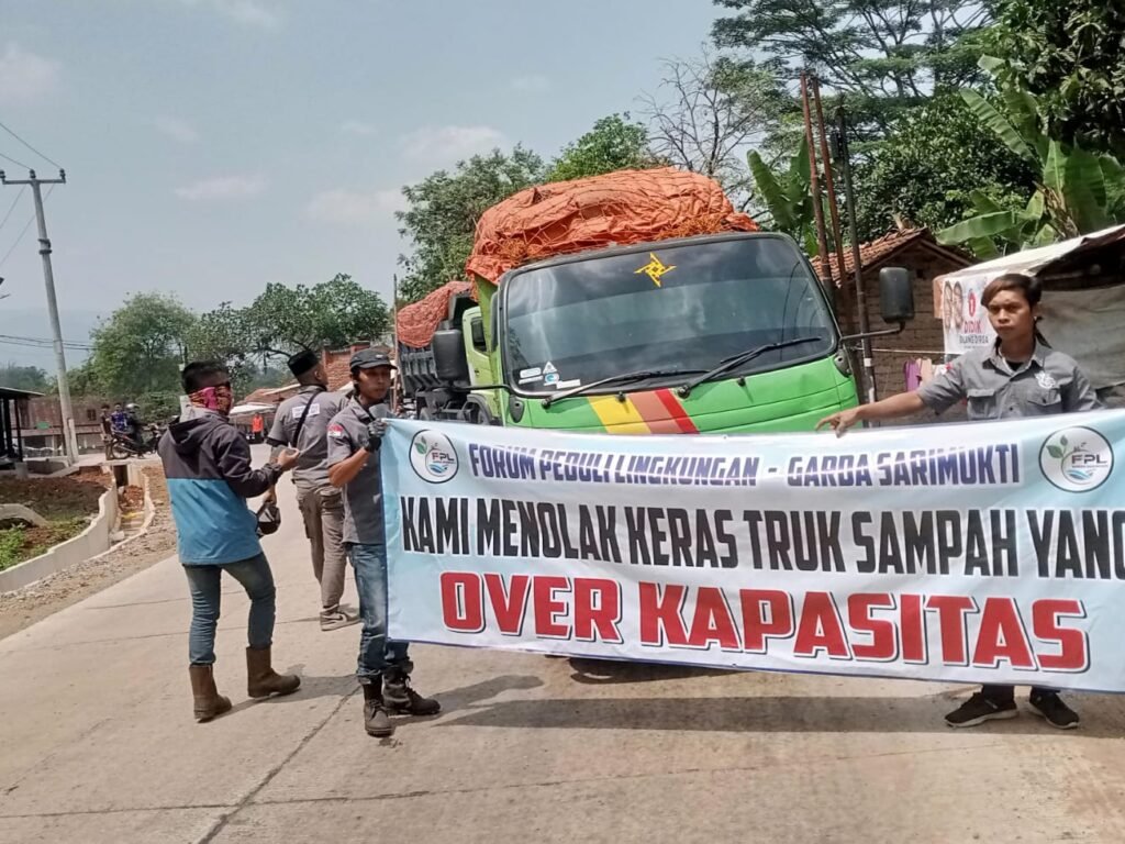 FPL Garda Sarimukti Paksa Truk Sampah Over Kapasitas Putar Balik di Jalan Raya Cirata
