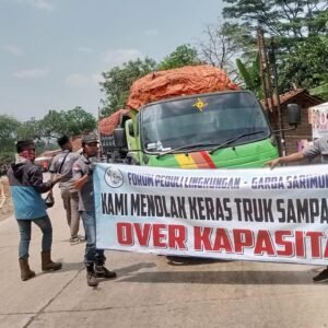 FPL Garda Sarimukti Paksa Truk Sampah Over Kapasitas