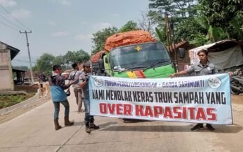 FPL Garda Sarimukti Paksa Truk Sampah Over Kapasitas