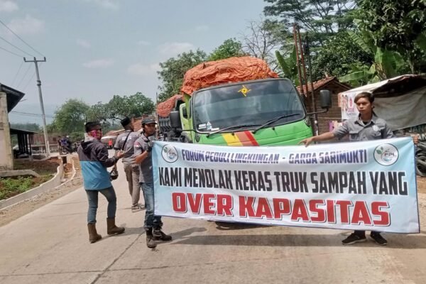 FPL Garda Sarimukti Paksa Truk Sampah Over Kapasitas Putar Balik di Jalan Raya Cirata