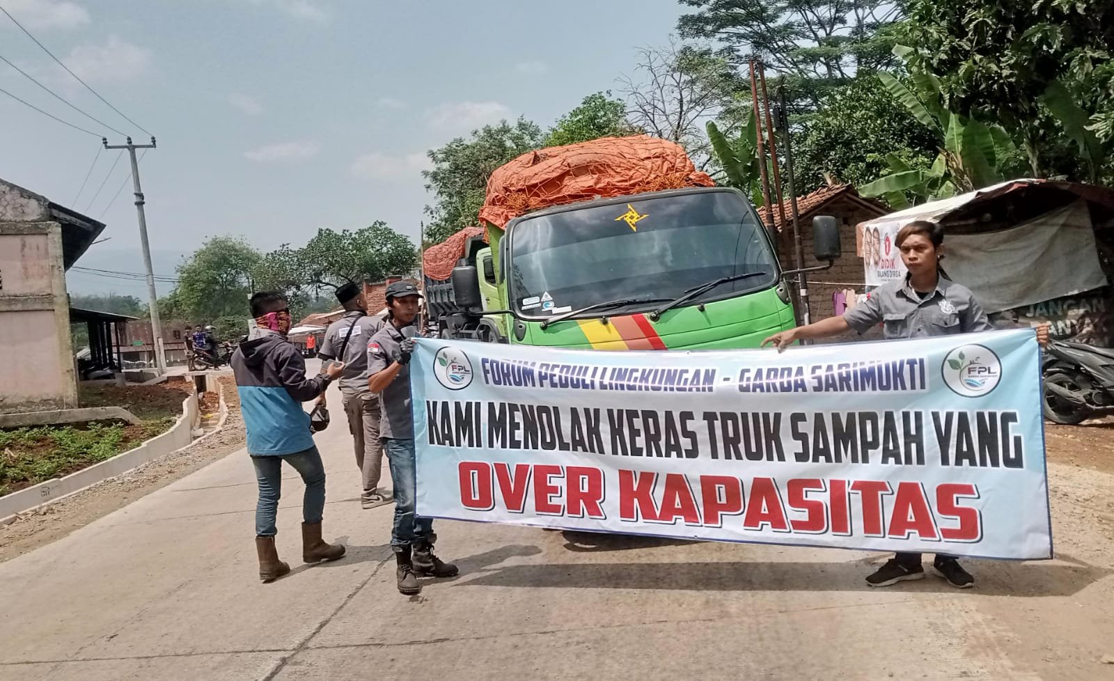 FPL Garda Sarimukti Paksa Truk Sampah Over Kapasitas