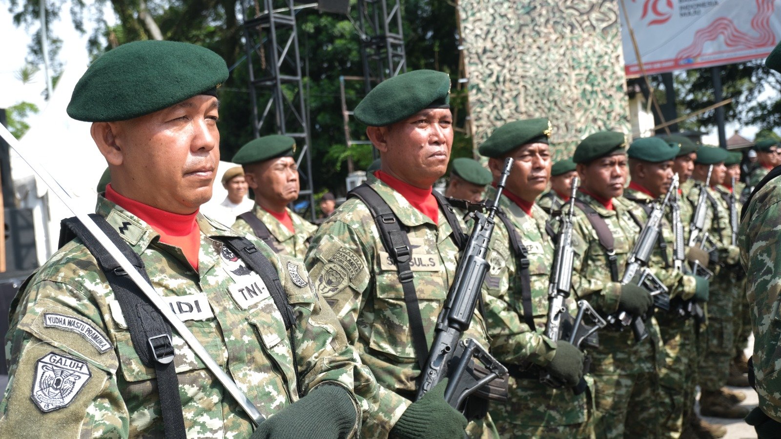 HUT ke-79 Tentara Nasional Indonesia (TNI) tahun 2024 berlangsung khidmat dan meriah di Lapangan Oto Iskandar Di Nata.