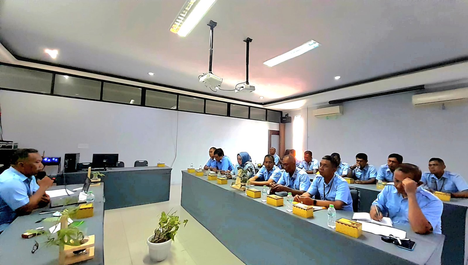 Dirtek Perumda Air Minum Tirta Intan, Ugun Wiguna, ST., MT saat memimpin rapat. (ft: dok)