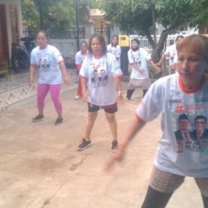 Warga masyarakat di Kampung Pasir Guling, Desa Tambaksari, Lewigoong, Kabupaten Garut, menyatakan dukungan terhadap paslon urut 1.