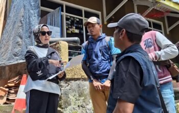 Kadis Perkim KBB apresiasi gerakan Forum Peduli Lingkungan (FPL) Garda Sarimukti yang membangun rumah milik Abah Mukni.