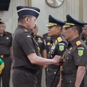 Jaksa Agung Lantik Pejabat Baru; Jaksa Agung Republik Indonesia, ST Burhanuddin, melantik dan mengambil sumpah jabatan atas dua pejabat baru