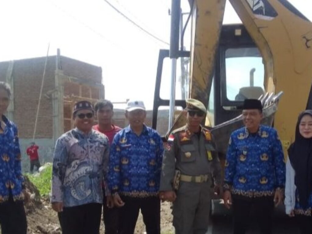 Kepala Desa Leles Geram Warga Buang Sampah Sembarangan di Jalan Baru Lingkar Leles