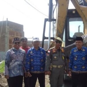 Kepala Desa Leles Geram Warga Buang Sampah Sembarangan, pihaknya bersama Forkompimcam, Camat, Polsek, dan Danramil akan menindak tegas.