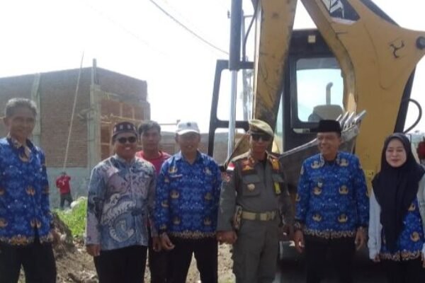 Kepala Desa Leles Geram Warga Buang Sampah Sembarangan di Jalan Baru Lingkar Leles