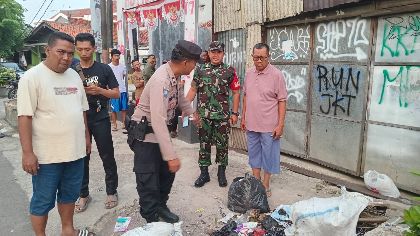 Seorang remaja berinisial DS ditemukan tewas di atas tumpukan sampah di Jalan Terusan Ibrahim Singadilaga, Purwakarta.