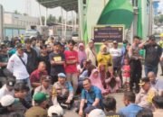 Puluhan Personel Polres Purwakarta Amankan Aksi Damai Warga Desa Cicadas Tuntut Kesempatan Kerja di PT. SPV
