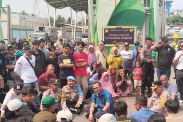 Puluhan Personel Polres Purwakarta Amankan Aksi Damai Warga Desa Cicadas Tuntut Kesempatan Kerja di PT. SPV