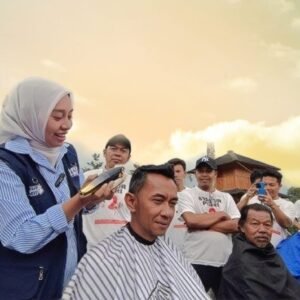 Dapat Dukungan dari Komunitas Tukang Cukur, Calon Wakil Bupati Nomor 02, Putri Karlina Berbagi Kebahagiaan dengan Anak Yatim dan Tukang Cukur di Garut