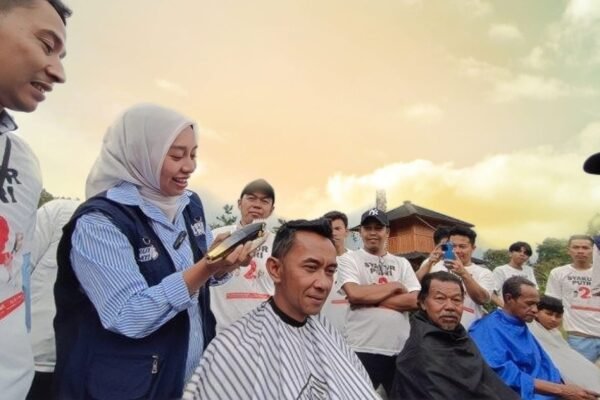 Dapat Dukungan dari Komunitas Tukang Cukur, Calon Wakil Bupati Nomor 02, Putri Karlina Berbagi Kebahagiaan dengan Anak Yatim dan Tukang Cukur di Garut