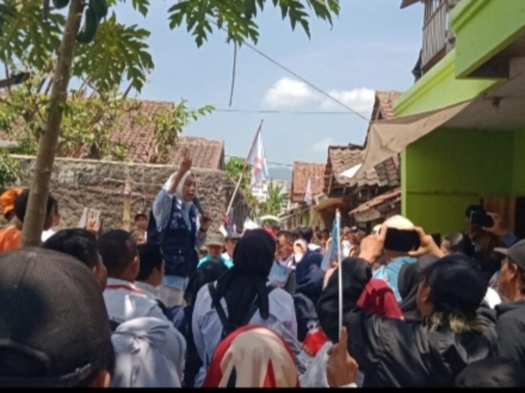 Putri Karlina Bawa Program Unggulan ke Kampung Bendera di Haruman Leles, Janjikan Bantuan Modal UMKM