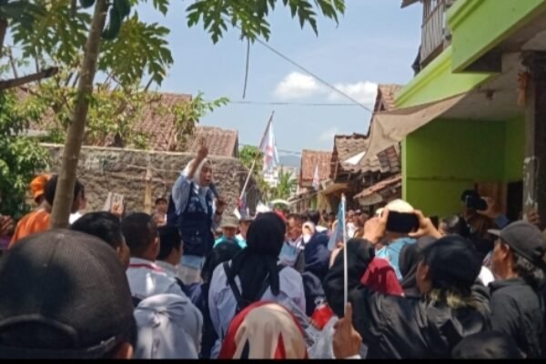 Putri Karlina Bawa Program Unggulan ke Kampung Bendera di Haruman Leles, Janjikan Bantuan Modal UMKM