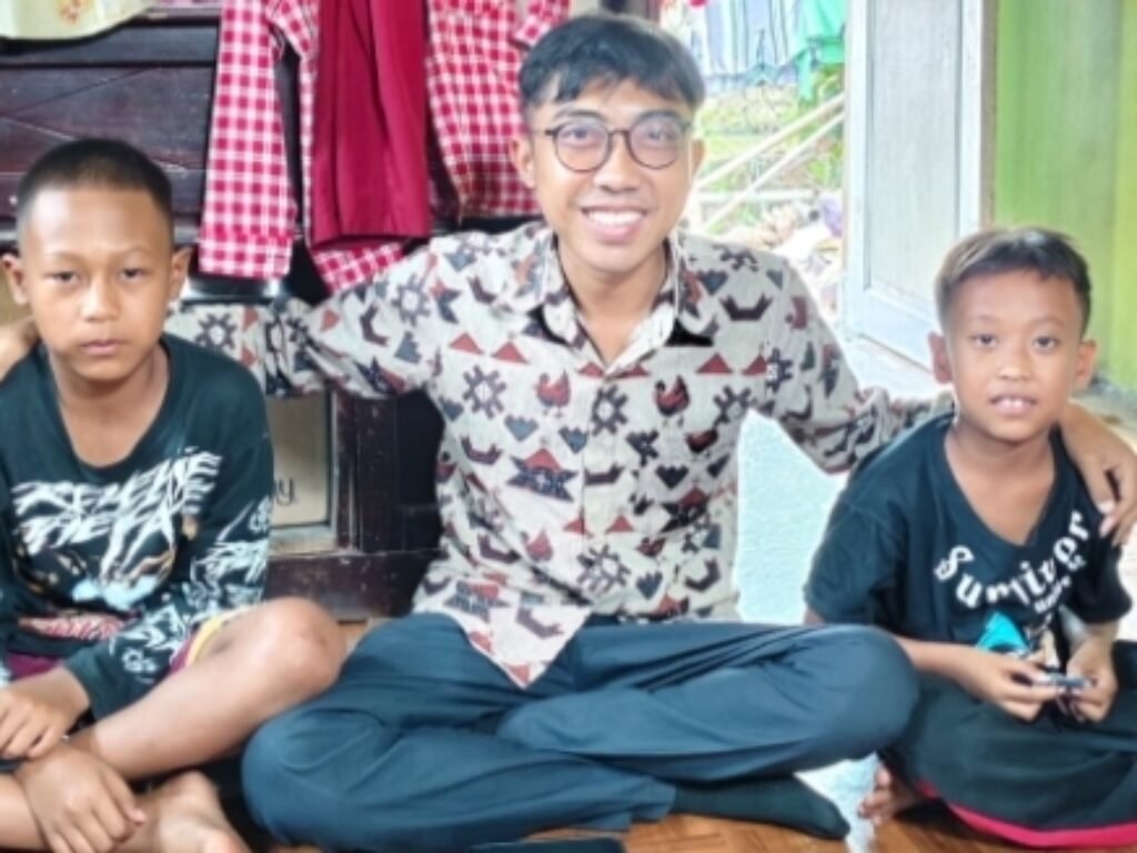 Kepala Desa Talagasari Berikan Semangat dan Motivasi kepada Kedua Anak Yatim Piatu di Kampung Biru